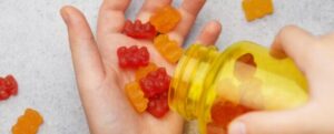 caramelle nella mano di un bambino