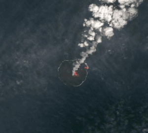 L'isola vulcanica Nishinoshima del Giappone vista eruttare il 26 gennaio 2020, dal satellite Landsat8.