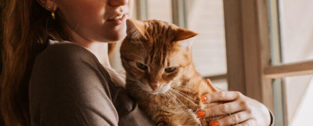 donna che tiene il suo gatto