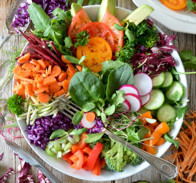 insalata con numerosi ingredienti