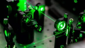 Il nuovo materiale emettitore di luce degli scienziati statunitensi, durevole ed economico, potrebbe trasformare la fotonica