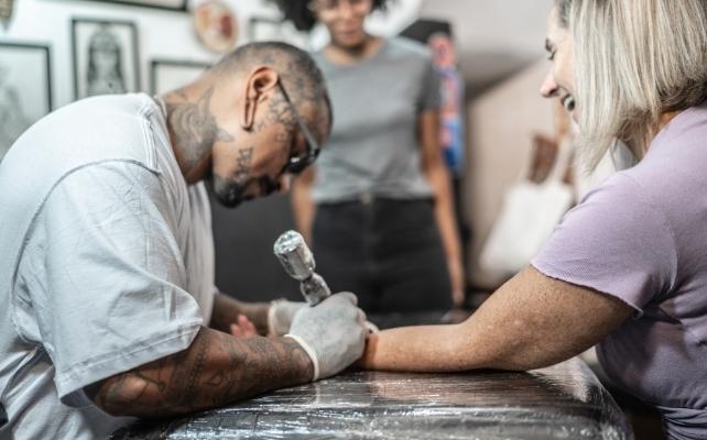 persona che si fa tatuare