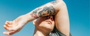 persona con tatuaggi al sole