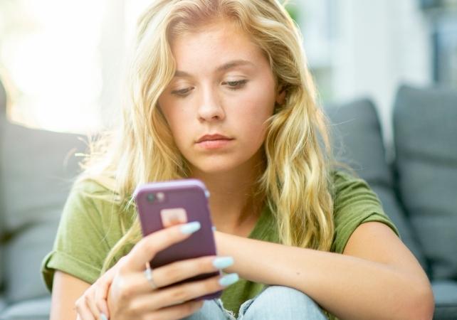 adolescente con cellulare