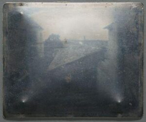 La prima fotografia sopravvissuta: Vista dalla finestra a Le Gras, che mostra i tetti visibili da una finestra di una camera da letto al secondo piano.