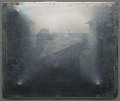 La prima fotografia sopravvissuta: Vista dalla finestra a Le Gras, che mostra i tetti visibili da una finestra di una camera da letto al secondo piano.
