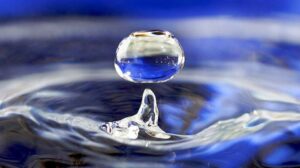 La piegatura dell'acqua rivelata: liquido confinato visto congelato e fluido allo stesso tempo