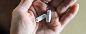 pillole bianche nel palmo della mano