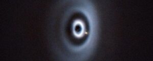 Primo: Pianeta Baby Elusivo Catturato mentre Intaglia Anelli Cosmico