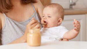 Bambino che viene nutrito