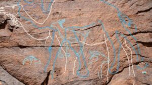 Arte misteriosa di cammelli arabi di 12.800 anni fa che probabilmente serviva da segnale nel deserto per trovare acqua