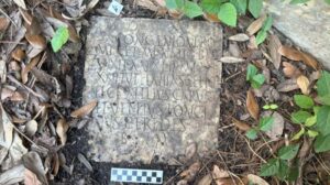 Come una lapide romana di 2.000 anni fa è finita nel cortile di New Orleans