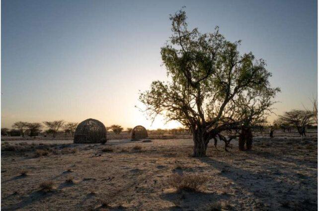 Abitazioni tradizionali Turkana nel paesaggio arido