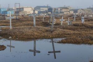 Un cimitero che sta lentamente affondando nel permafrost che si sta sciogliendo a Barrow, Alaska.