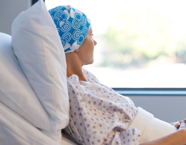 paziente oncologico che guarda fuori da una finestra
