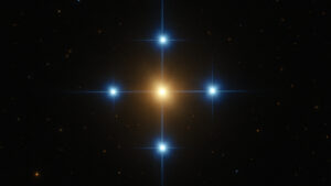 La Croce di Einstein: quattro immagini di un quasar distante disposte a croce attorno a una galassia che agisce da lente gravitazionale.