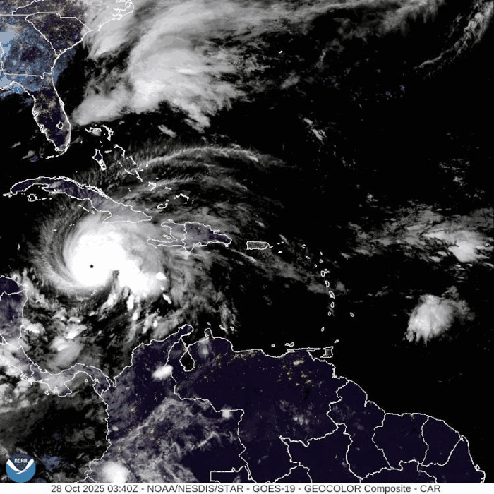 Immagini satellitari dell'uragano Melissa, nelle prime ore del 28 ottobre.