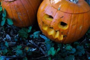 Faccia di zucca di Halloween all'esterno.