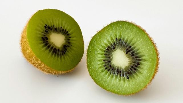 kiwi frutto tagliato a metà