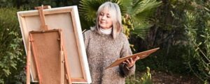 donna che dipinge all'aperto