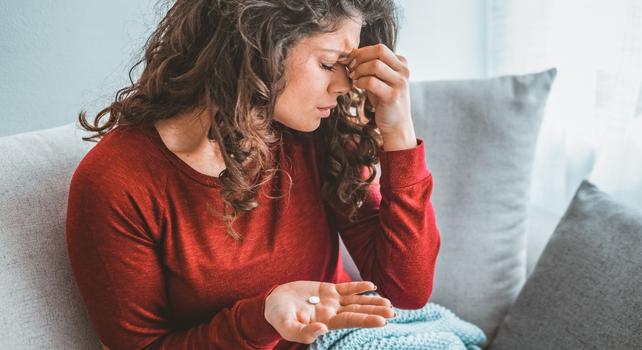 donna che si stringe gli occhi per il dolore