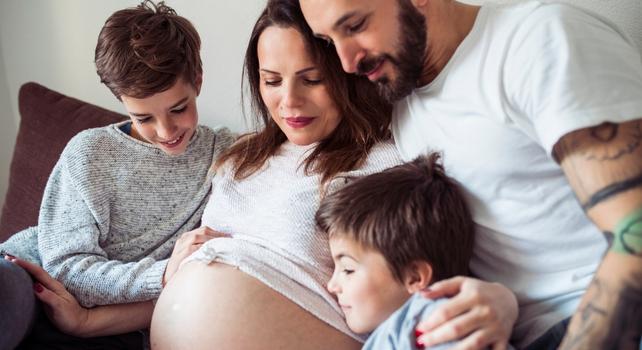 famiglia e madre in gravidanza