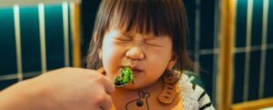 mangiatore schizzinoso che fa una faccia