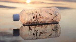 rifiuti di plastica su una spiaggia