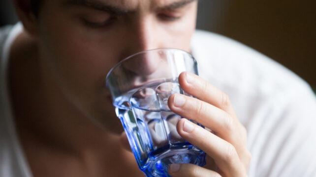 uomo che beve acqua