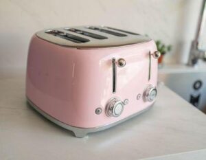Un tostapane rosa.
