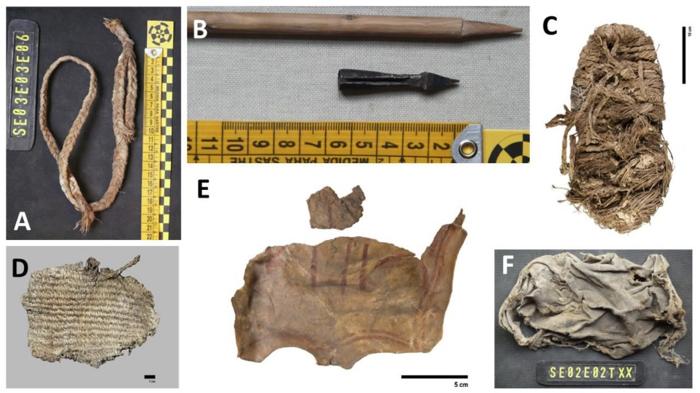 collage fotografico di 6 oggetti trovati nei nidi antichi di avvoltoio: una cinghia intrecciata, un pezzo di metallo appuntito, un fascio di corda a forma di scarpa, un frammento di materiale tessuto, un frammento di pelle con segni, e un frammento di stoffa.