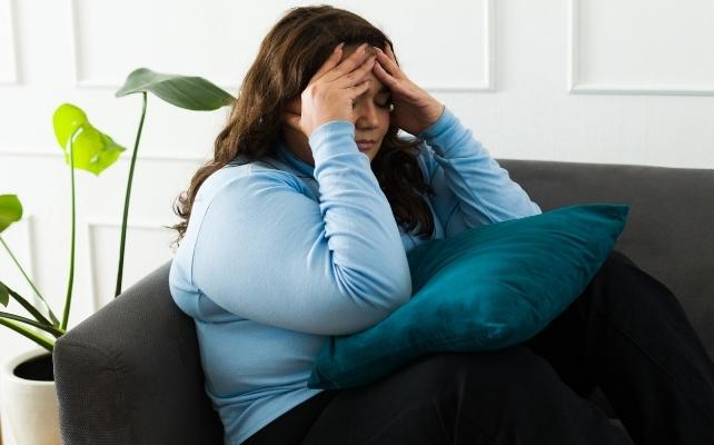 donna sul divano che sembra depressa