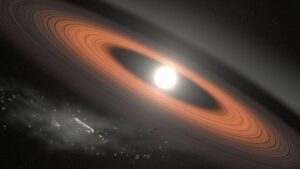 In questa illustrazione, un asteroide (in basso a sinistra) si frantuma sotto la potente gravità di una sfera luminosa al centro di un disco arancione, che rappresenta LSPM J0207+3331, il più antico e freddo nano bianco conosciuto circondato da un anello di detriti polverosi. Gli scienziati pensano che il segnale infrarosso del sistema sia meglio spiegato da due anelli distinti composti da polvere fornita da asteroidi in frantumazione.