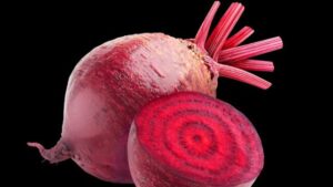 Una barbabietola intera dietro una mezza barbabietola