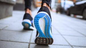 Suole blu delle scarpe, che si allontanano dallo spettatore