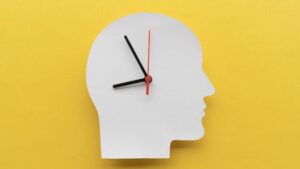 Orologio di carta a forma di testa