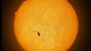 Paracadutista catturato mentre attraversa il Sole in una fotografia 'Preposterosa (ma Reale)'