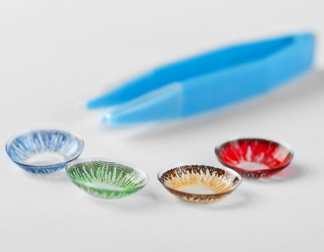 Lenti a contatto blu, verdi, marroni e rosse con pinzette