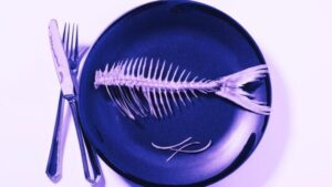 ossa di pesce su un piatto, con una sfumatura viola