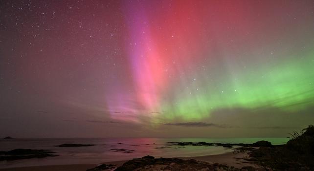 aurora sopra l'oceano