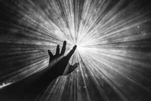 Una mano che si protende verso il cielo.