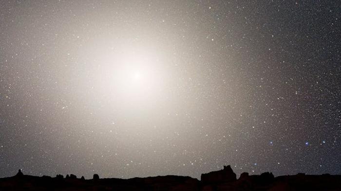 Una vista simulata del cielo notturno da un pianeta in una gigantesca galassia ellittica