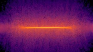 Una brillante linea giallo-arancio di luce attraverso una foschia viola