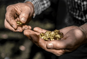 La mano di un uomo che tiene dell'oro