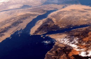 Il Golfo di Suez e la Penisola del Sinai, dove Asia e Africa si trovano a stretto contatto, ripresi dall'orbita nel 2007.