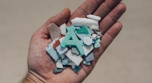 man handful di plastica dura