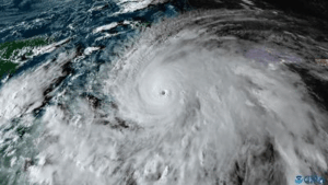 Vista satellitare dell'uragano, a malapena sono visibili alcune delle isole dei Caraibi che mostrano la scala del ciclone tropicale