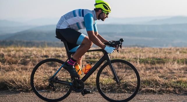uomo in bicicletta
