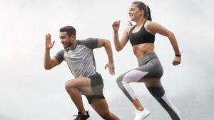 uomo e donna che corrono