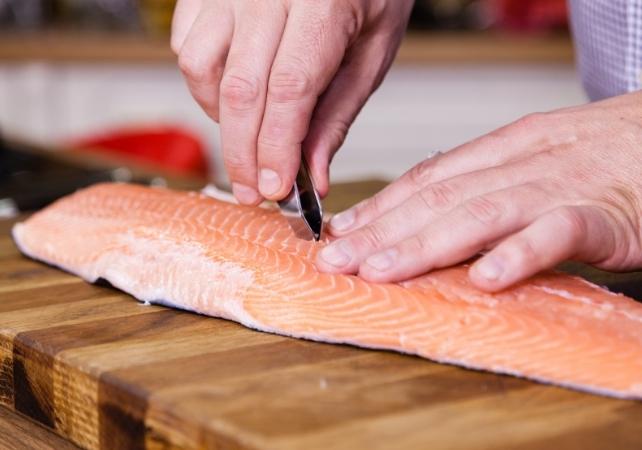 rimozione delle spine dalla filetto di salmone
